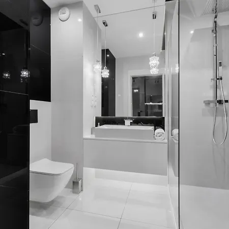 Black & White Bliss: Luksusowy Apartament Z Klimatyzacja